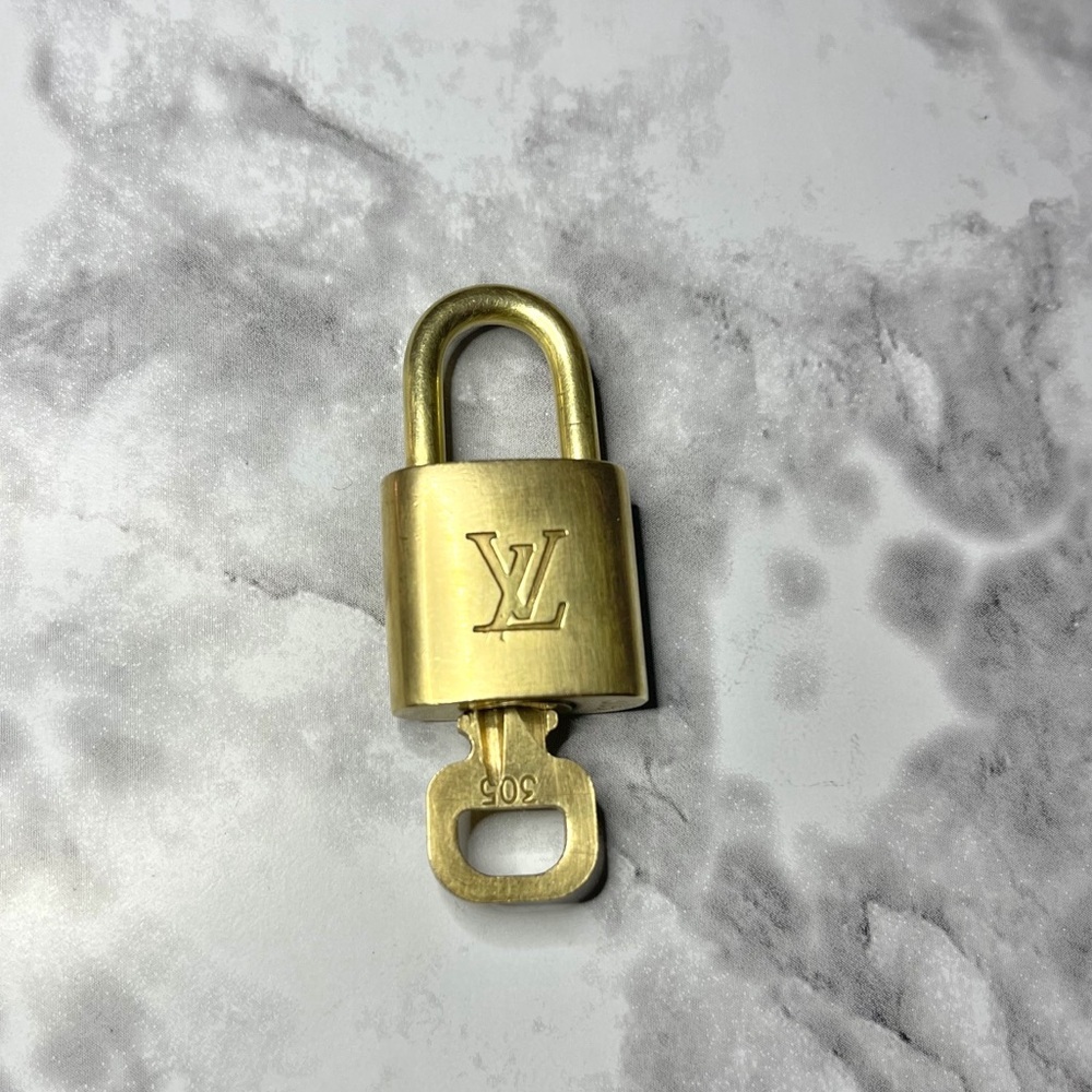 LOUIS VUITTON PadLock & Key #305 with Unbranded Gold & Black Clover Key Chain - Picture 3 of 8
